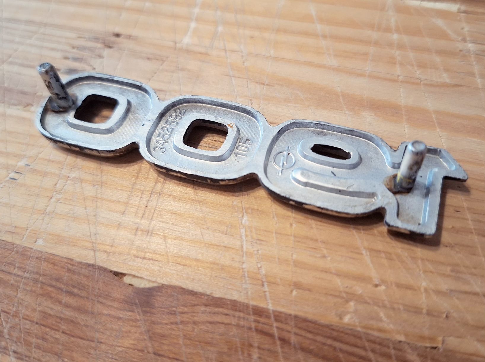 Tutti pezzi di ricambio auto: Opel Rekord ,,1900" Emblem – Usato da Triesen venduto da BLACKSHEEP75 2