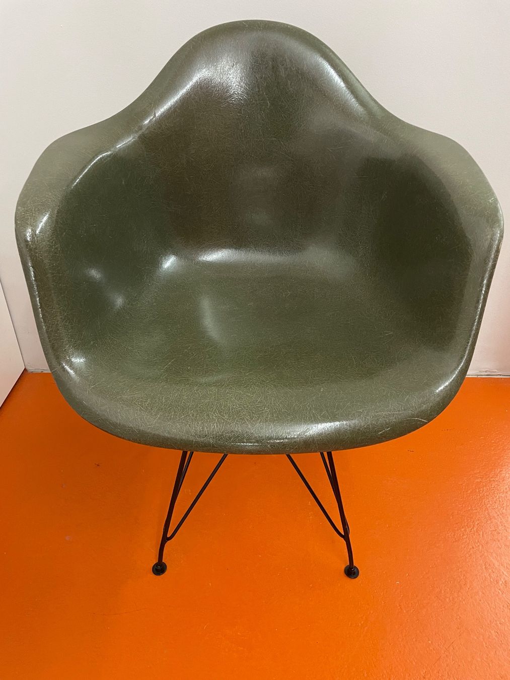 Eames Stühle: Eames Fiberglas Armchair olive green, 1959-1960 – Gebraucht aus ipsach von Latigo