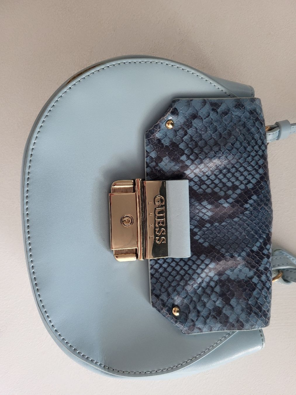 Guess Borse da donna: Guess Tasche, hellblau, Schlangenmuster  – Usato da Basel venduto da Ywana 3