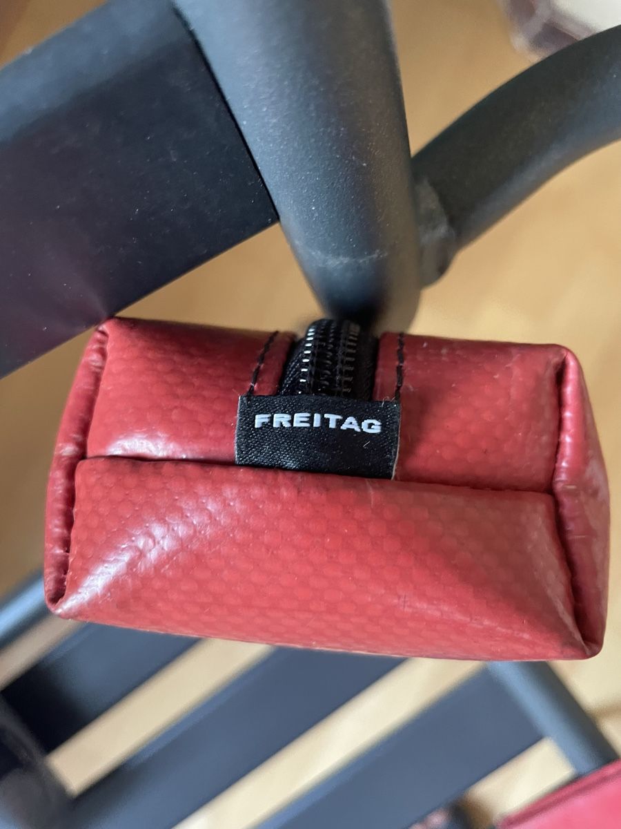 Freitag Plumiers: Freitag Etui oder Necaissaire rot guter Zustand 18 cm – D'occasion à Aarau Rohr par susa_ 1