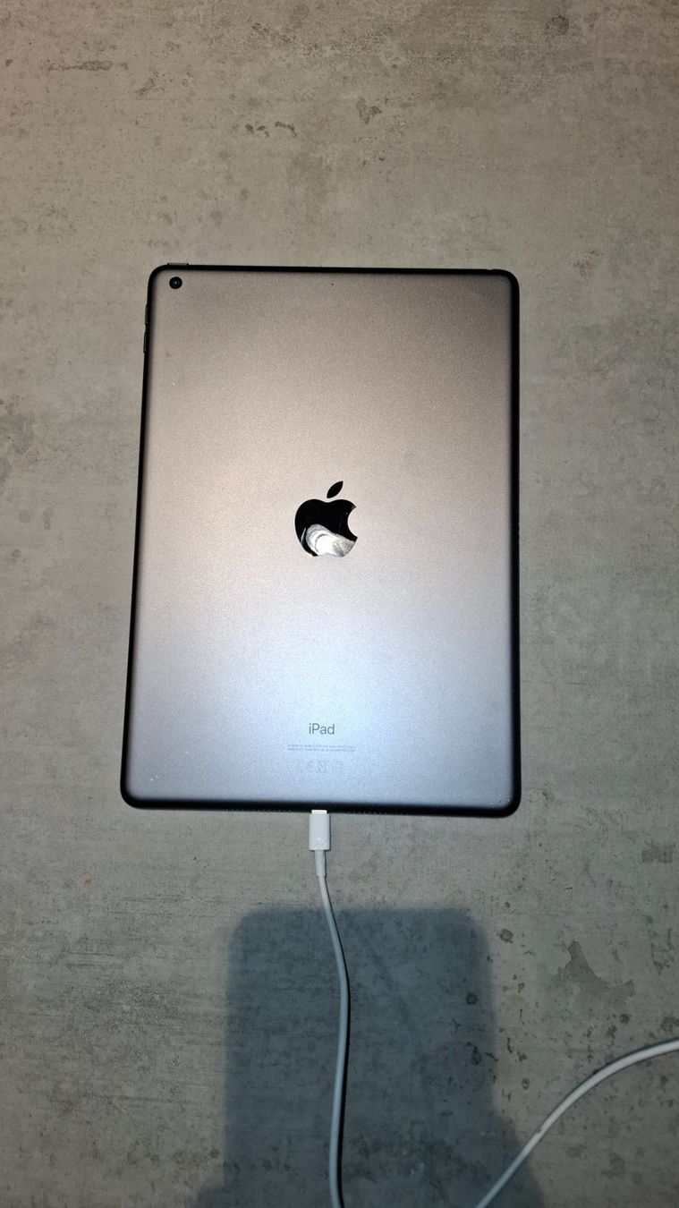 Apple Tablettes PC: iPad 8. Generation mit Zubehör – D'occasion à Dübendorf par Takaka 2