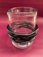 Vase mit schwarzer Applikation