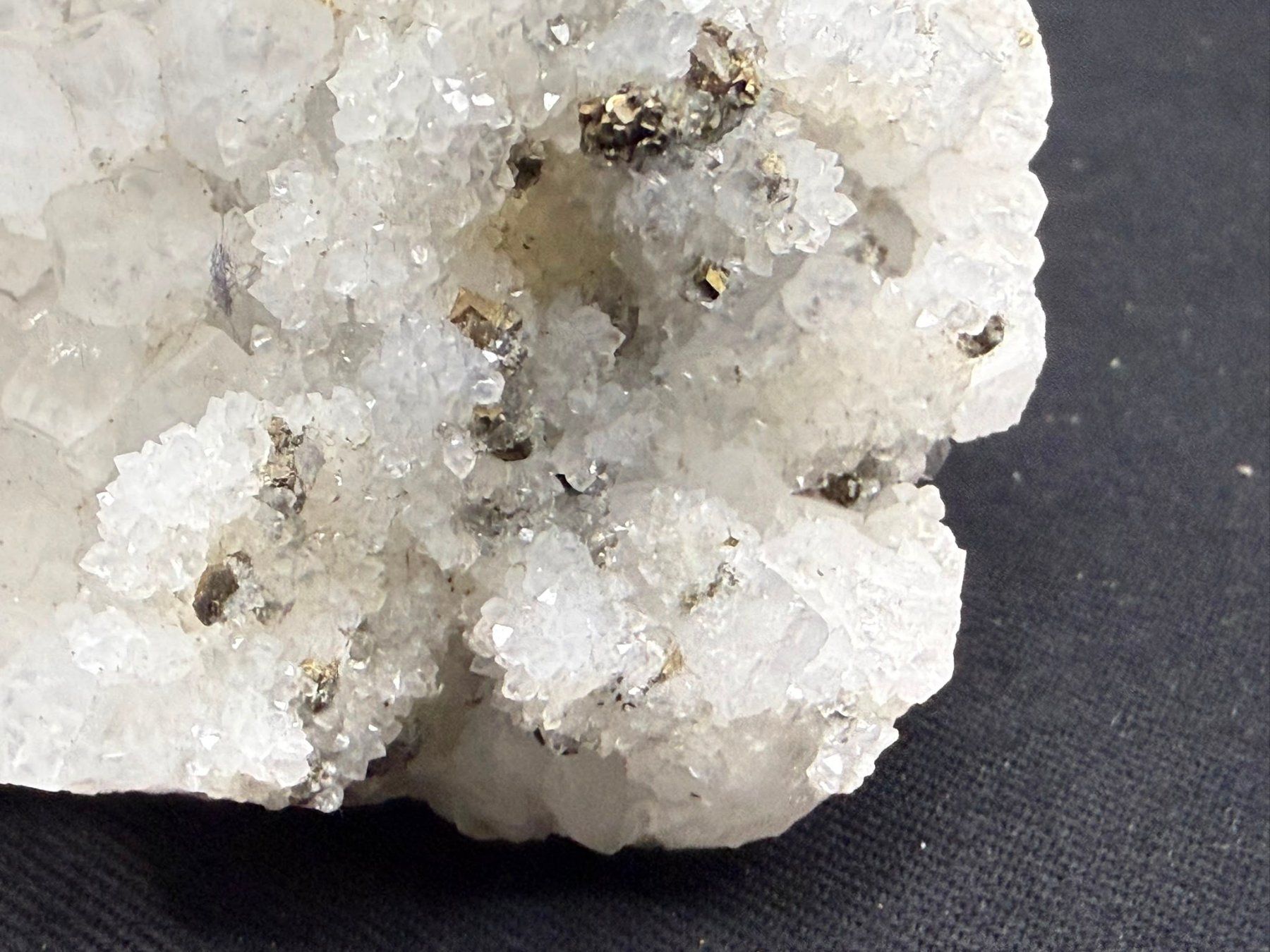 Minéraux & Lithothérapie: Pyrit auf Multigenerationen-Quarz – D'occasion à Schinznach Bad par Demerald 2