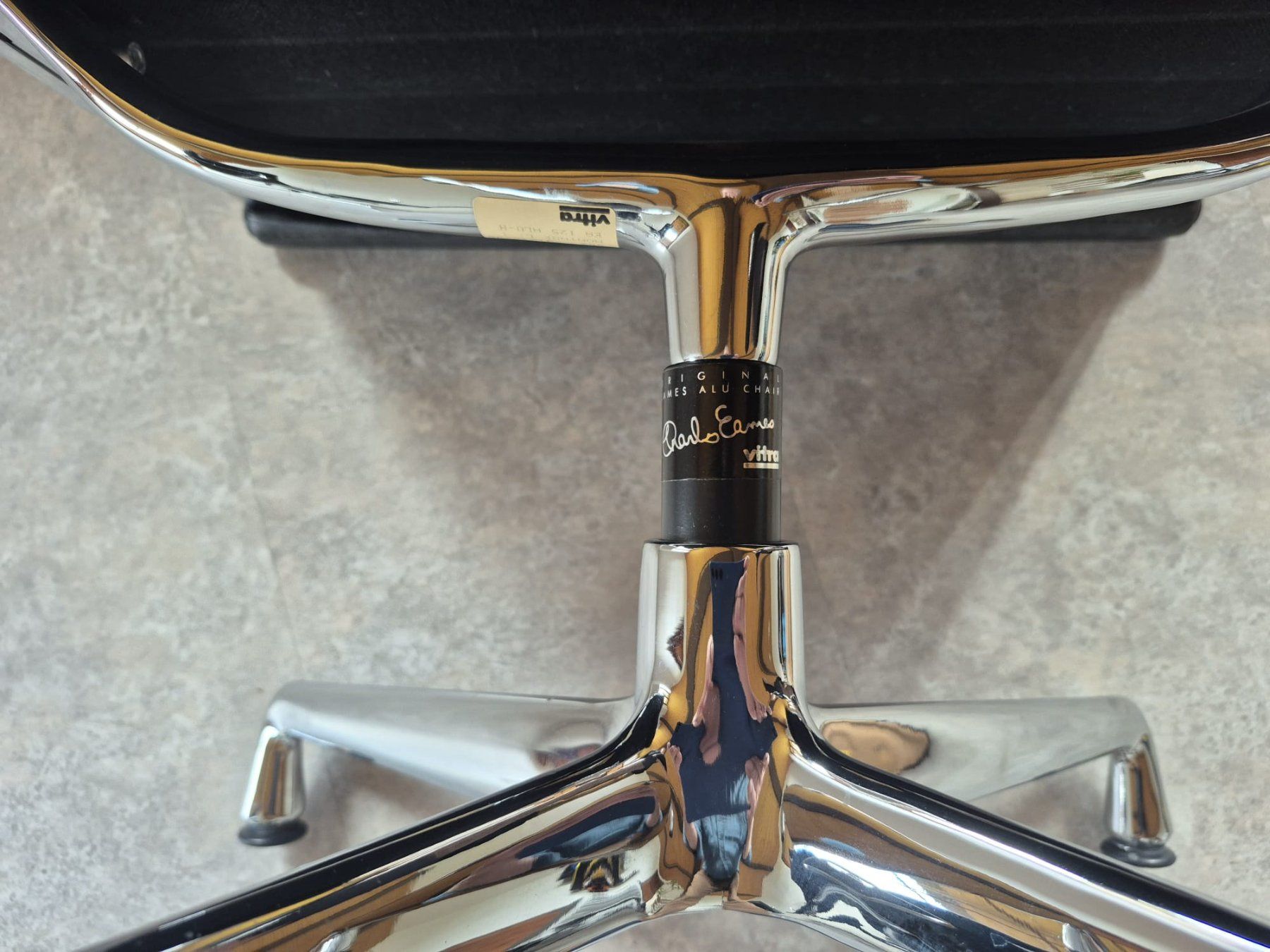 Vitra Poltrone: Zwei originale Vitra Eames Leder-Drehsessel mit einem Hocker – Usato da Schüpfen venduto da squ_8c5j 5