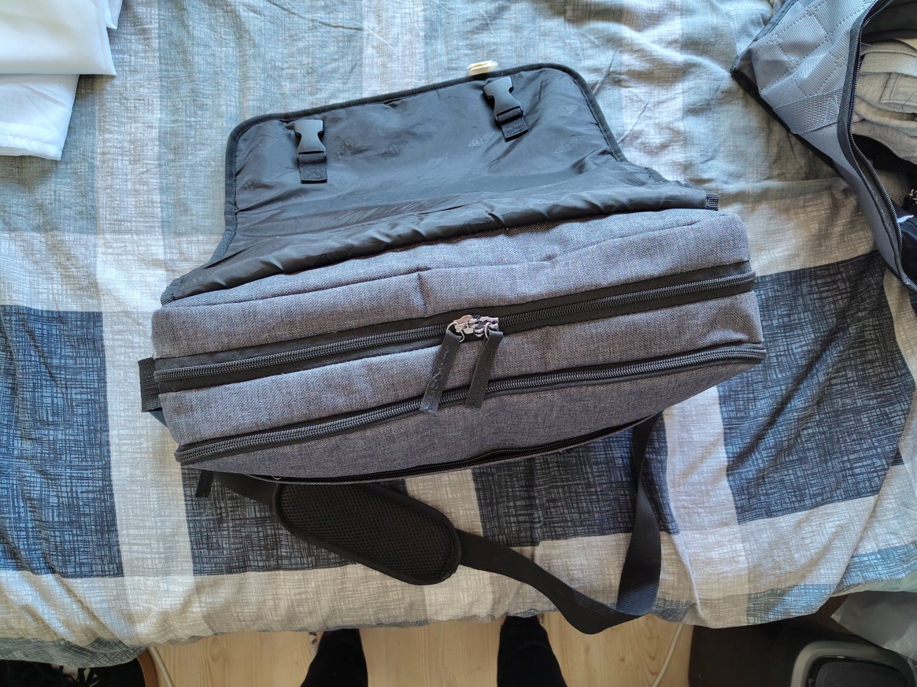 Taschen: Graue Umhängetasche aus Stoff mit Laptopfach – Gebraucht aus Regensdorf von mic_k5s8 1