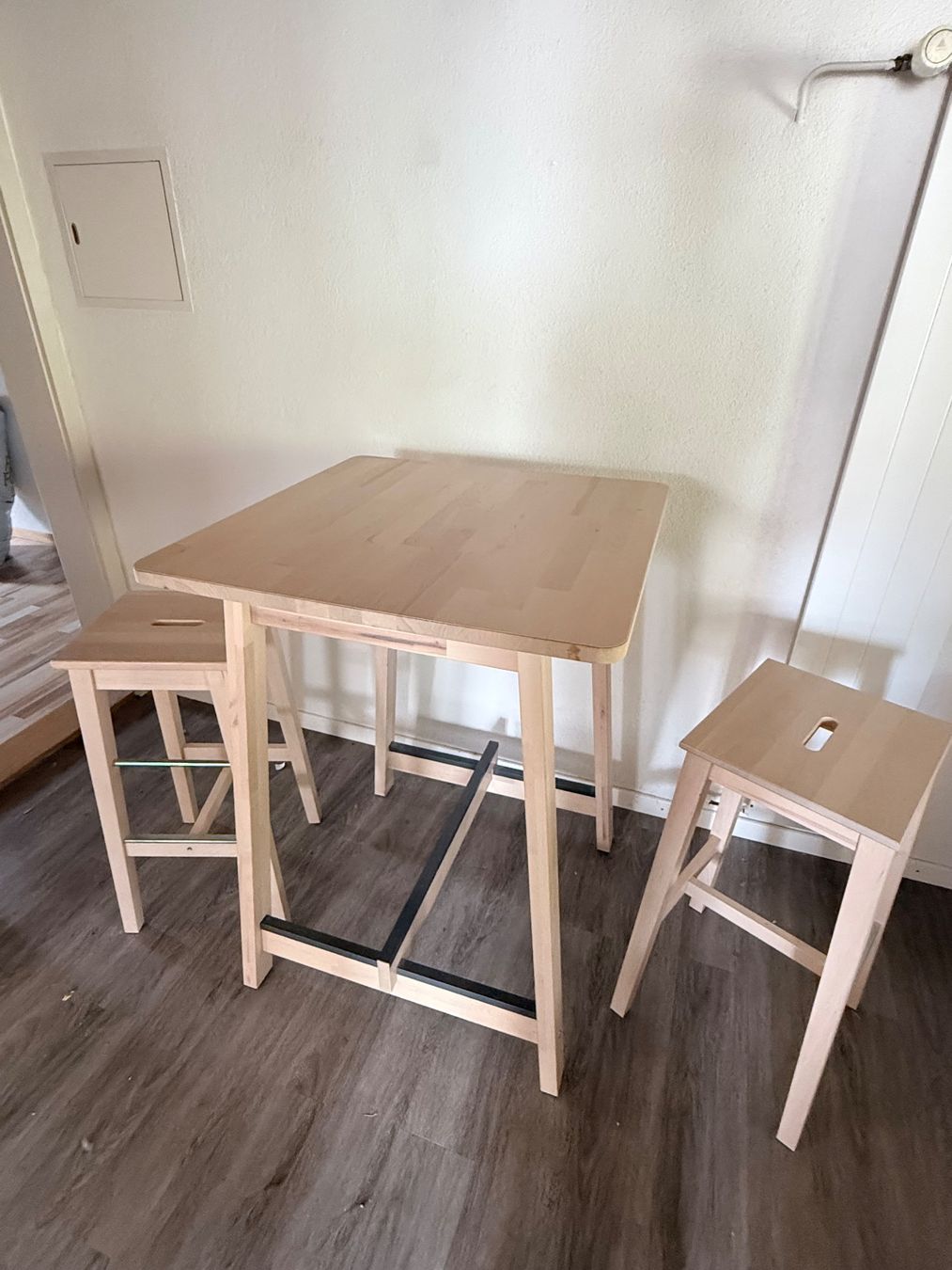 Tavoli: Bartisch mit 2 Hockern – Usato da Bellach venduto da Nico_g2000