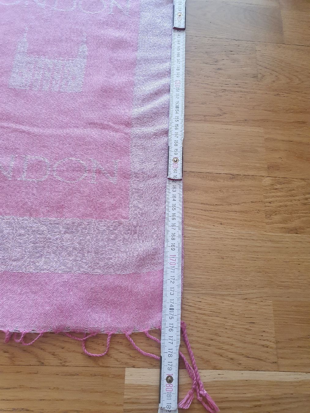 Foulard & Sciarpe: Pink London Schal mit Fransen – Usato da Moosseedorf venduto da Sonnenschein.. 9