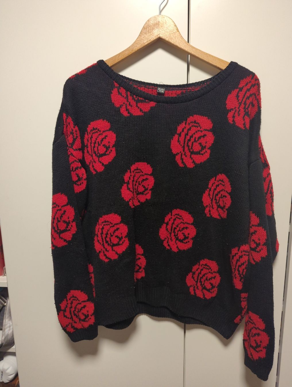 Maglioni & Felpe: Pimke Schwarzer Strickpullover mit Rosenmuster, – Usato da Bülach venduto da Cat_2.5