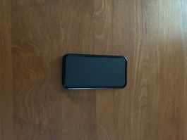 Smartphone schwarzer Rahmen mit schwarzer Vorderseite