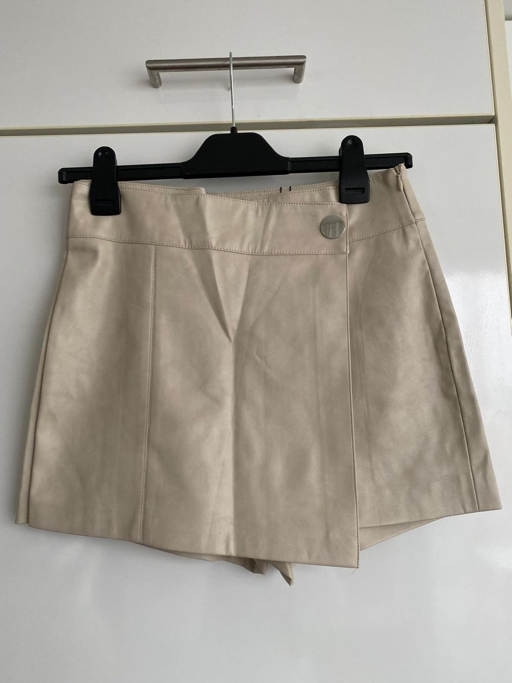Gonne: Zara Skort Lederoptik, Beige, Grösse L, Neu mit Etikett – Nuovo e nell'imballaggio originale da Arbon venduto da MaritK