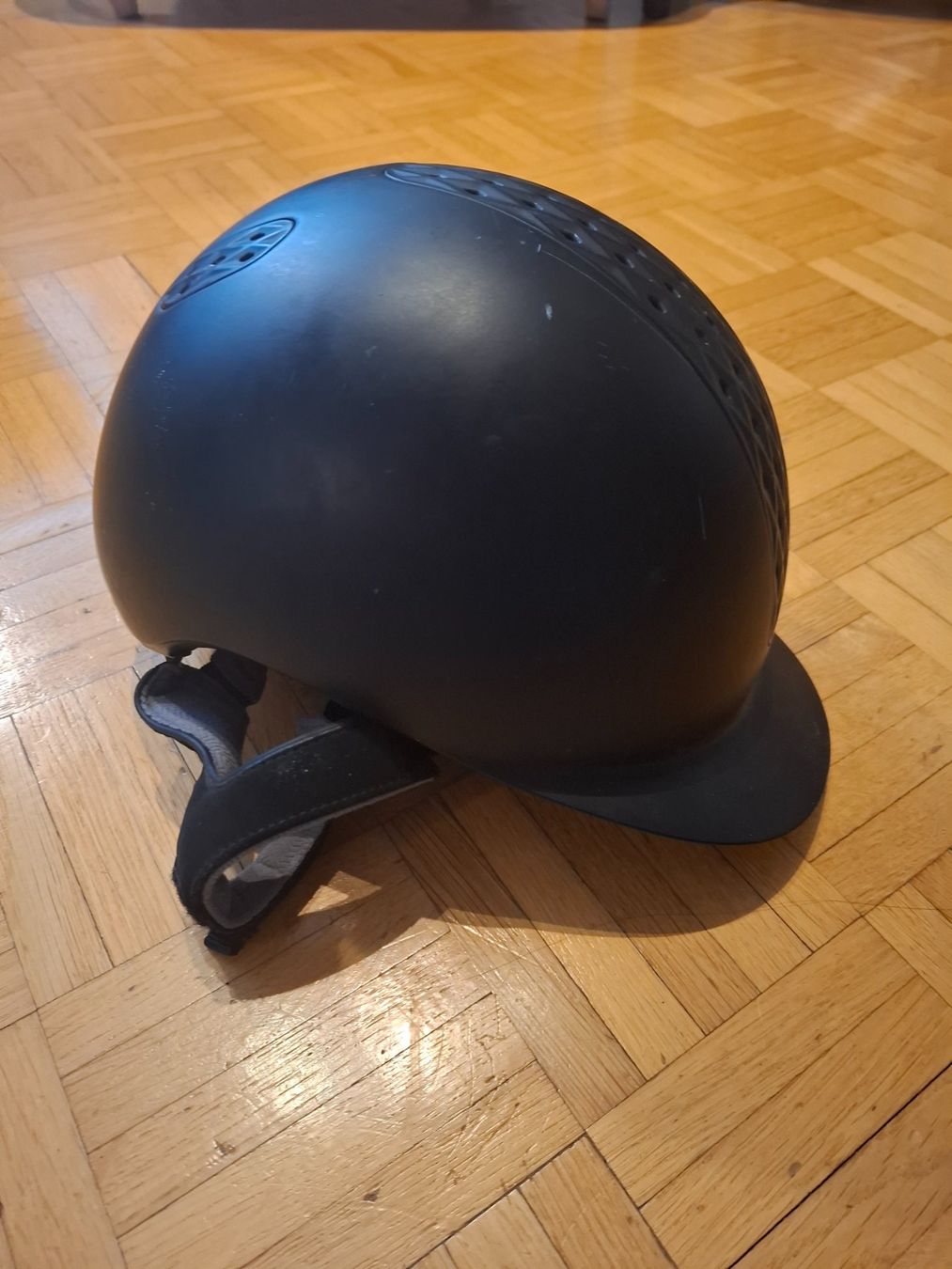 Decathlon Caschi: Reithelm graphitschwarz – Usato da Meilen venduto da mar_lv5f