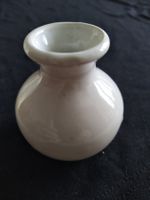 Petit vase artisanal ancien, en faîence émaillée blanche.