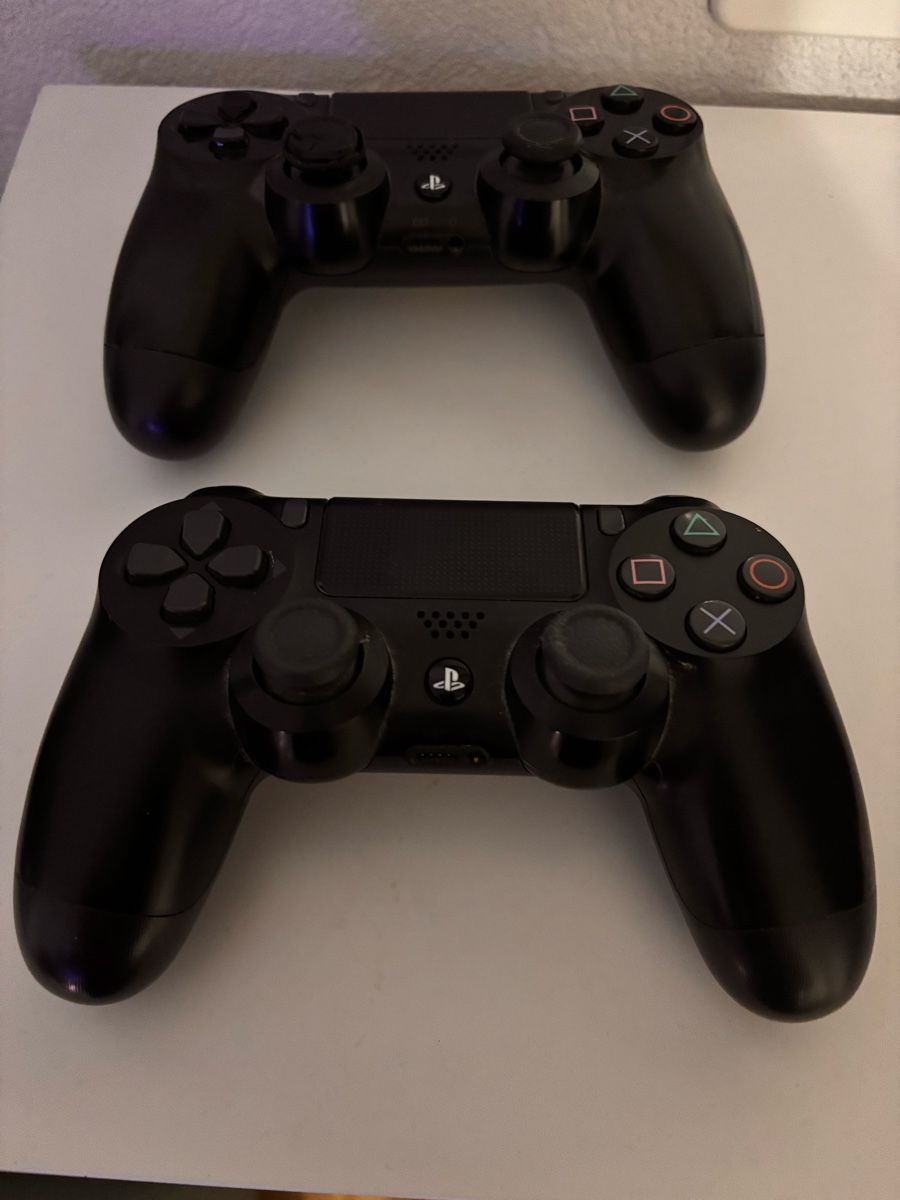 Sony Consoles: PS4 à vendre avec deux manettes – D'occasion à Bussigny par Bushis 1