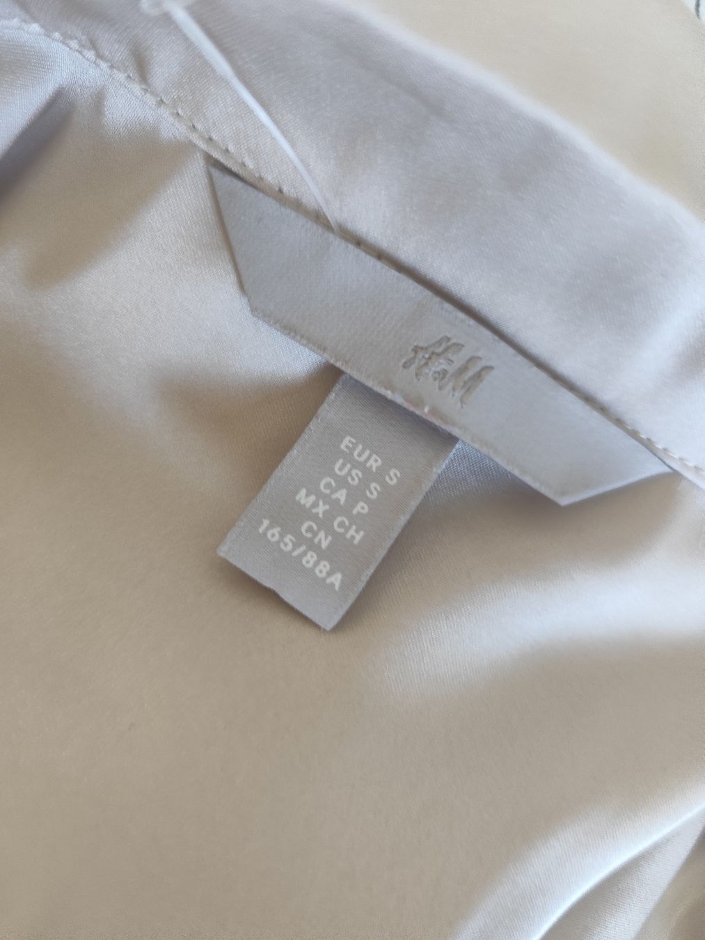 H&M Camicette: H&M Beige Blouse, Size S - Perfect for Spring Layering! – Usato da Mägenwil venduto da VintageGirly 6