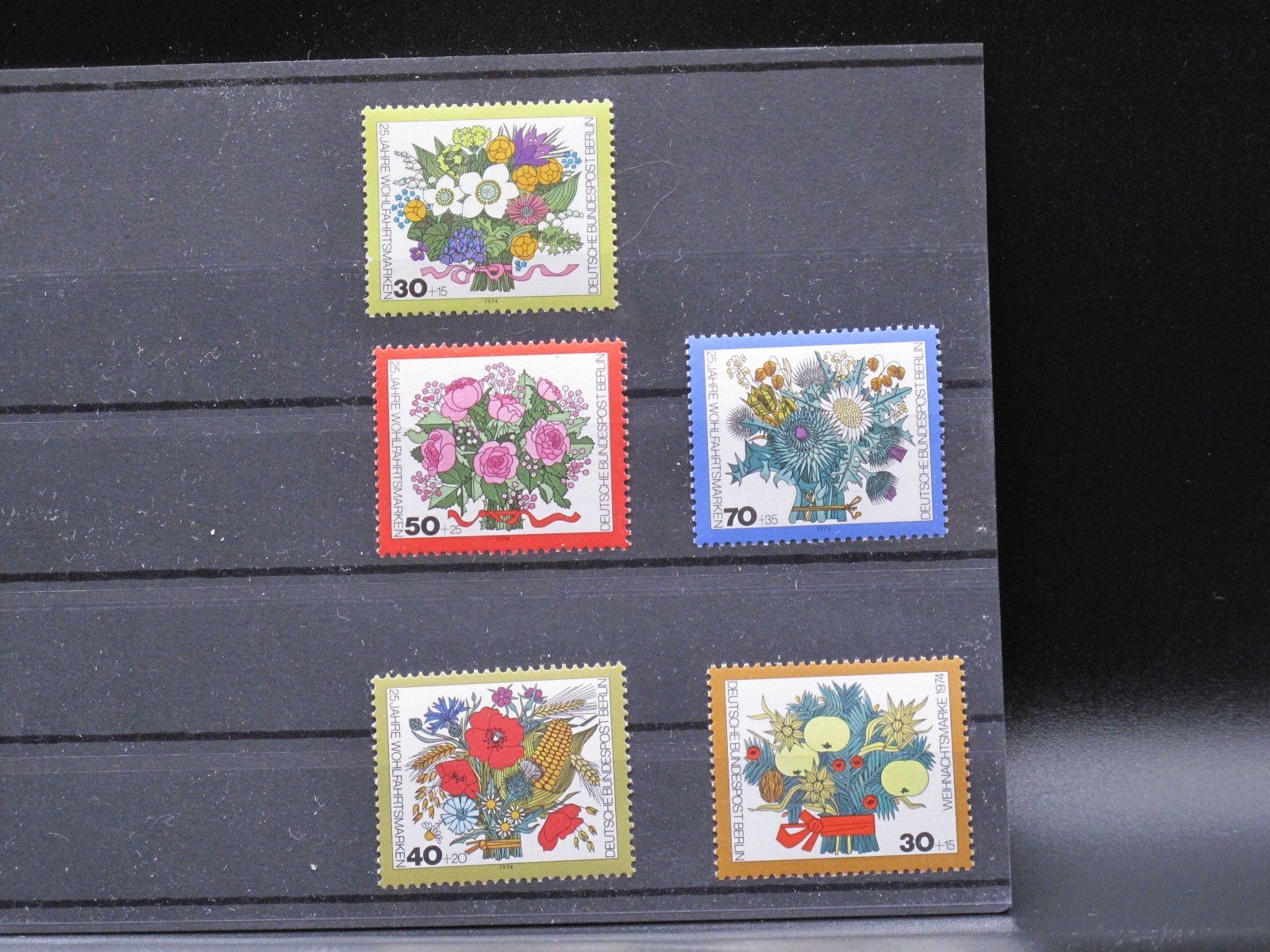 Tutti i francobolli: Berlin 1974 Blumensträusse/Weihnachten** – Usato da Wil SG venduto da fva01