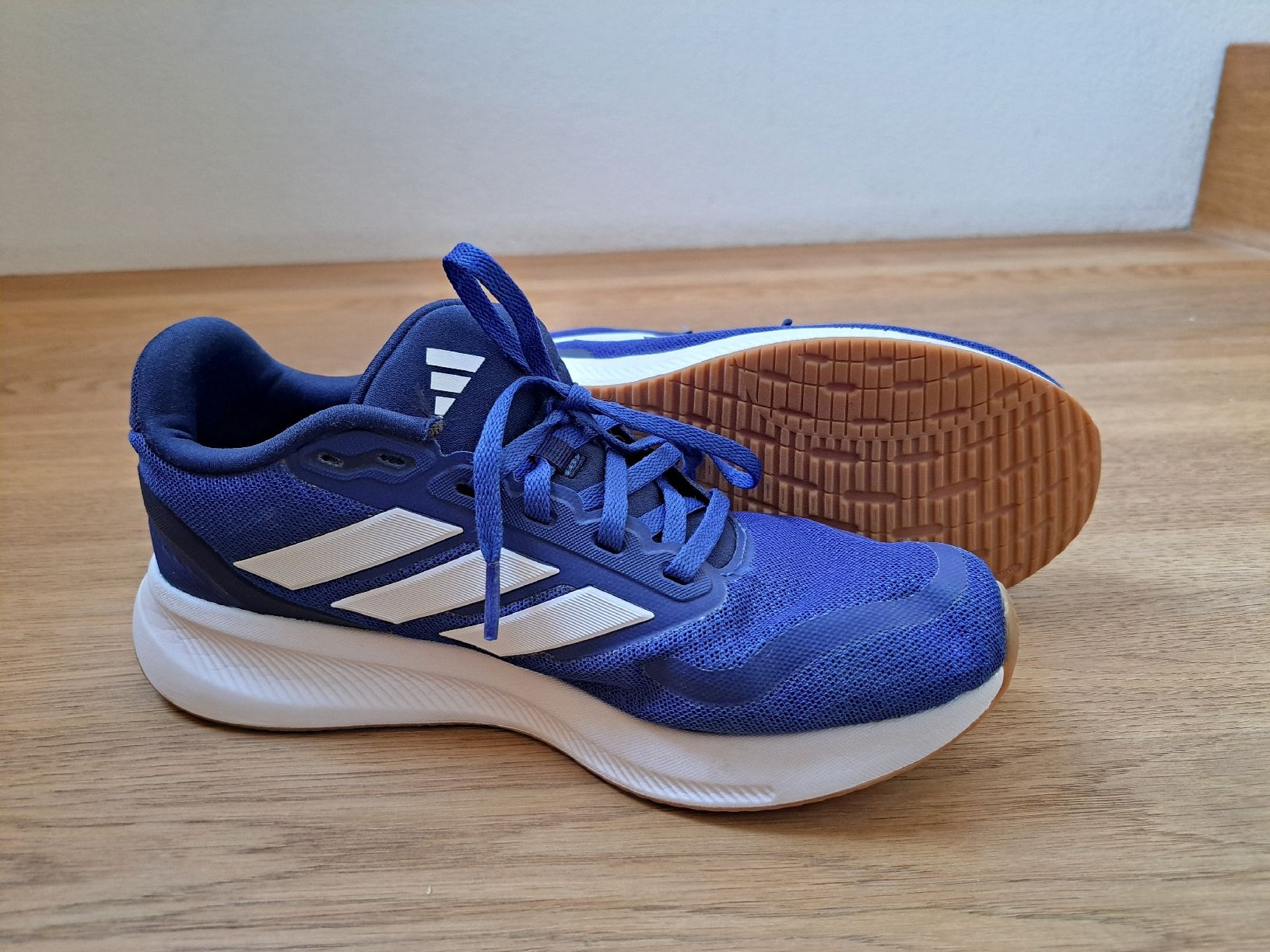 Adidas Chaussures garçon: AdidasTurnschuhe Gr. 39 – D'occasion à Rickenbach LU par Ruwani