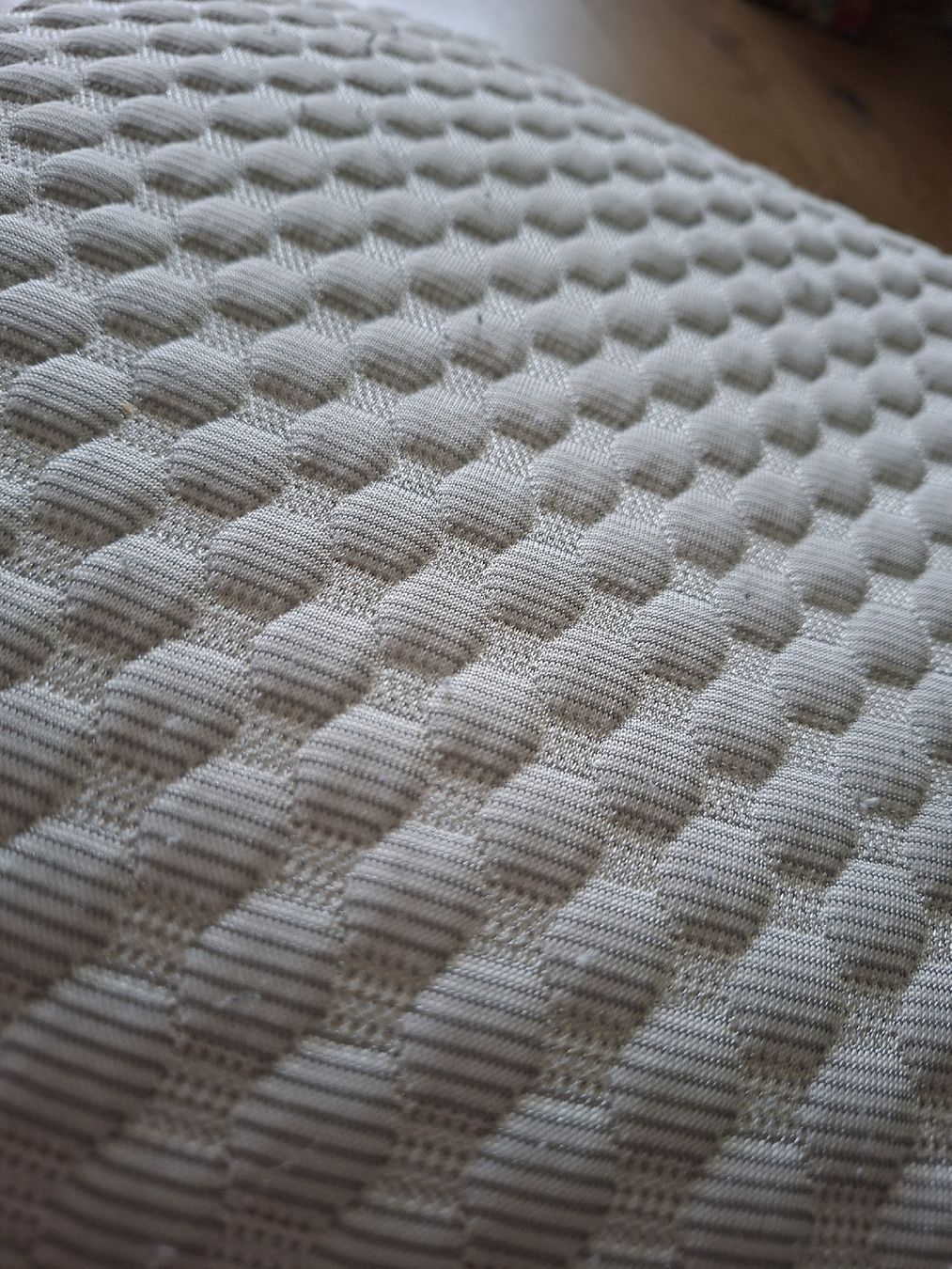 Cuscini: neuwertiges Memory Foam Kissen – Nuovo (secondo la descrizione) da Oberengstringen venduto da Pepper6 1