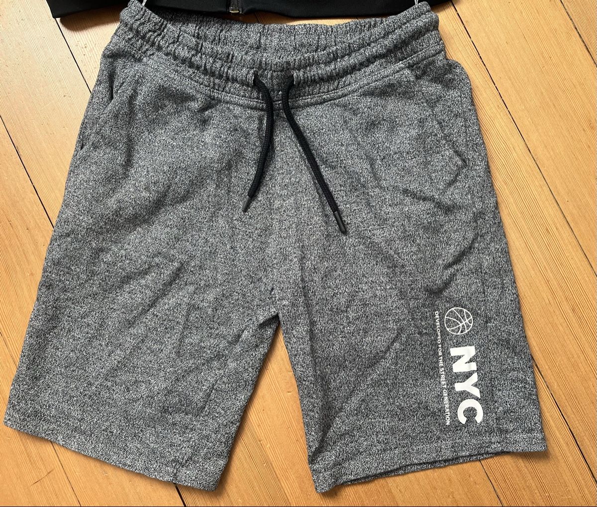 Adidas Lotti & Set di vestiti: Adidas Tracksuit Set - Jacket and Shorts - Size 152 – Usato da Aarau venduto da kailing12 2