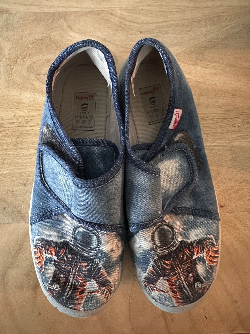 Superfit Scarpe per ragazzi: Hausschuhe Superfit Astronaut Grösse 31 – Usato da Knonau venduto da glausergio