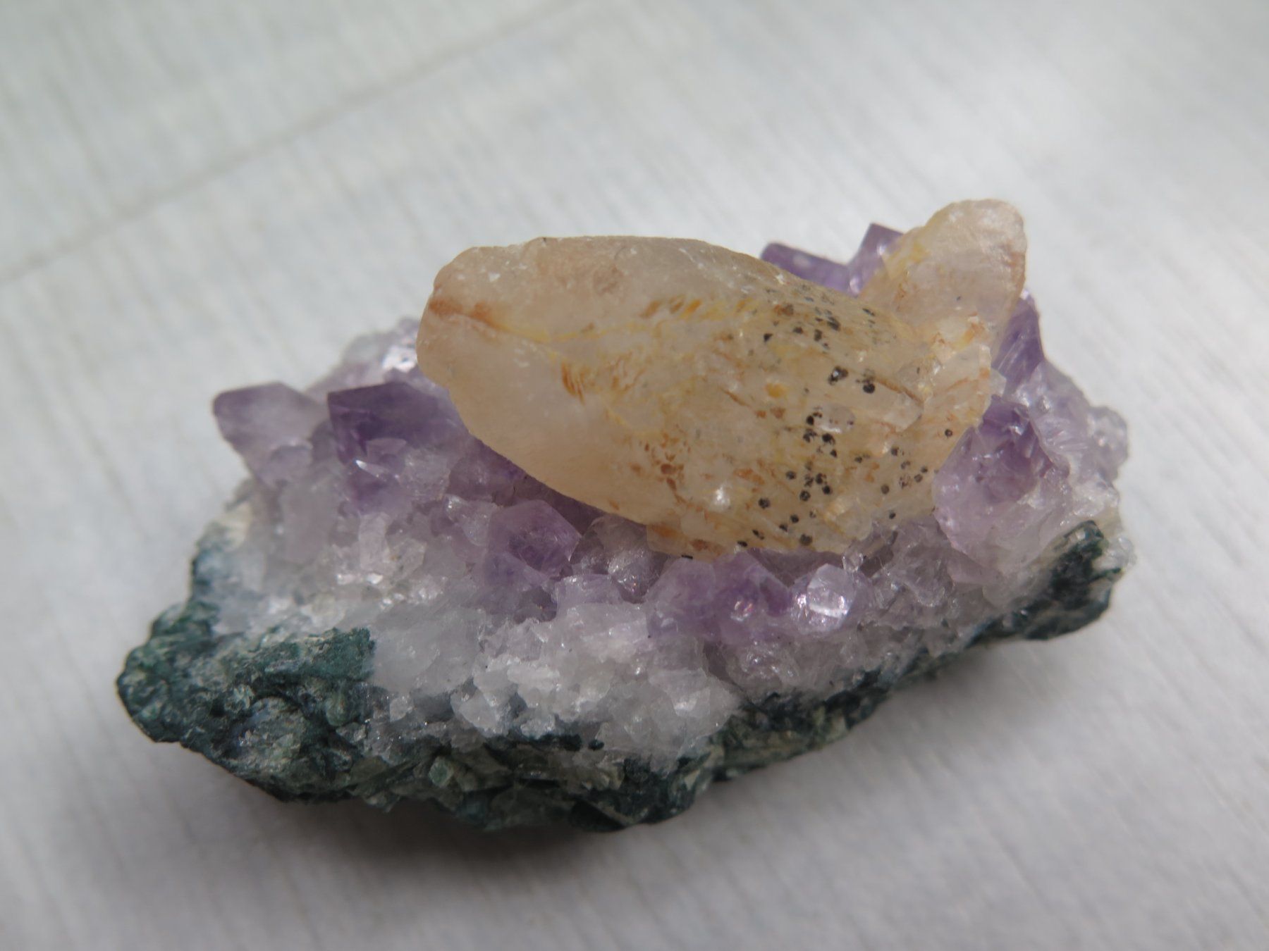 Minerali & Pietre curative: Amethyst mit Calcit – Usato da Schaffhausen venduto da Yamakana51L8736OQ8 5