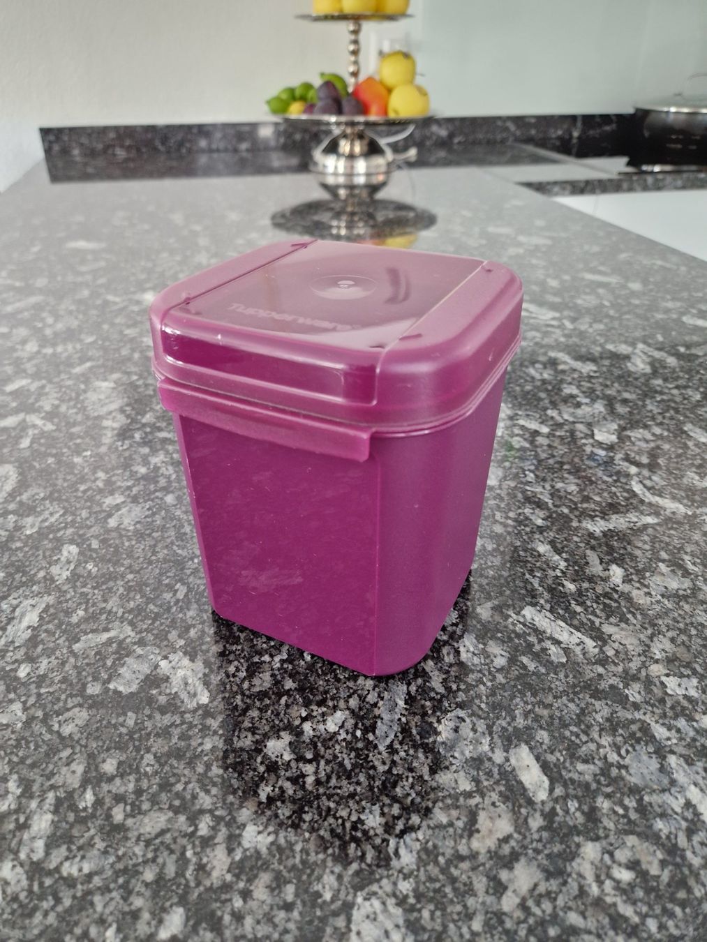 Tupperware Behälter & Ähnliches: TUPPERWARE Aufbewahrung 1,2 L Farbe Viola – Gebraucht aus Mezzovico von maemy