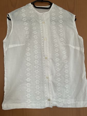 Sommerliche Vintage Baumwoll-Bluse weiss mit Stickerei vorne