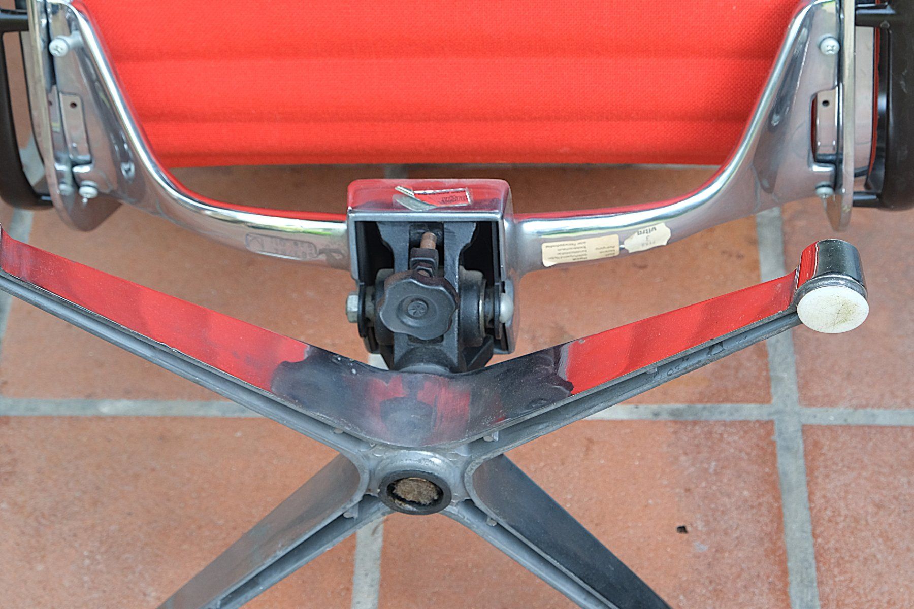 Vitra Poltrone: Eames Aluminium Chair EA 124 / Vitra – Usato da Bern venduto da secondchoice 6