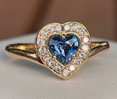 Goldring mit seltenem Saphir und 17 Diamanten