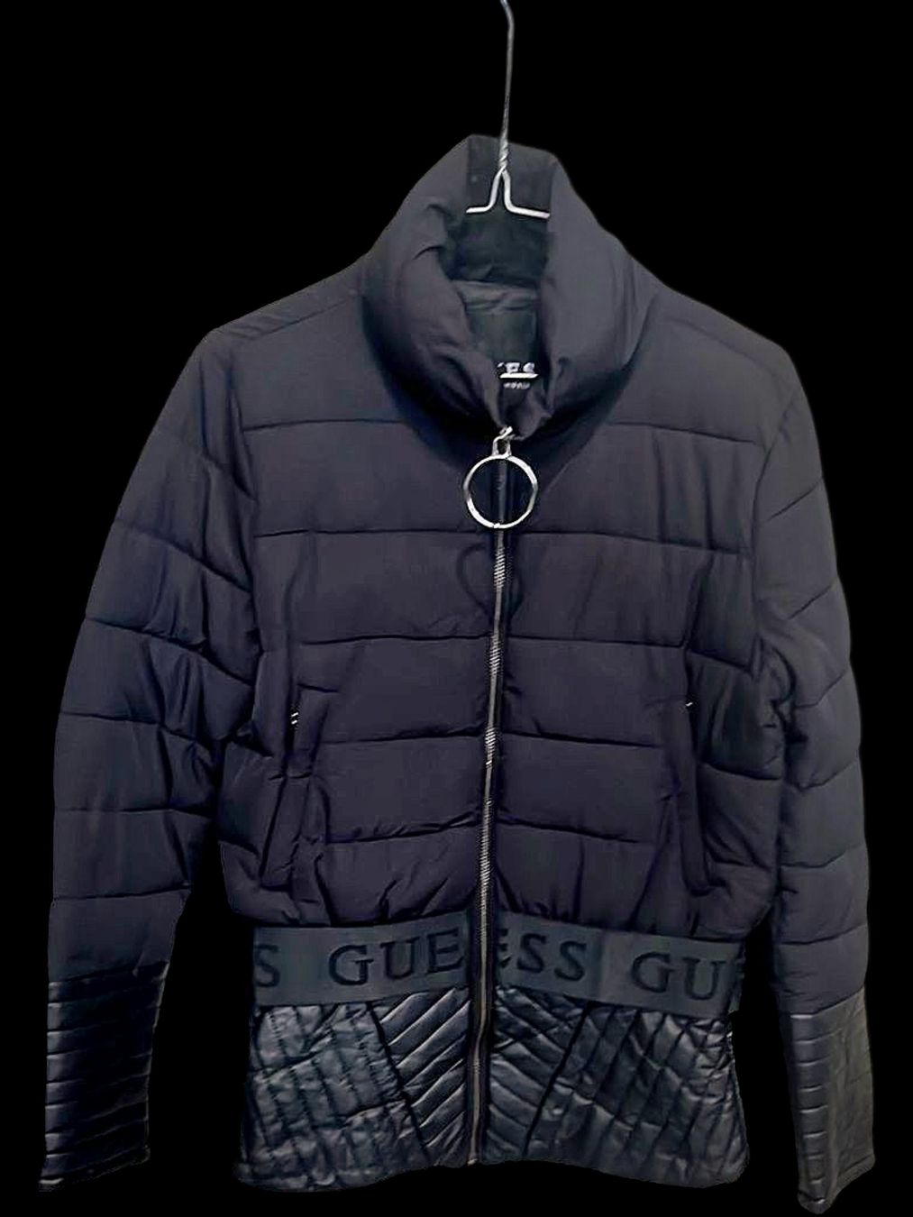 Guess Giacche: GUESS Schwarze Gesteppte Bomberjacke mit Logoband – Usato da Zug venduto da vinokilo 1