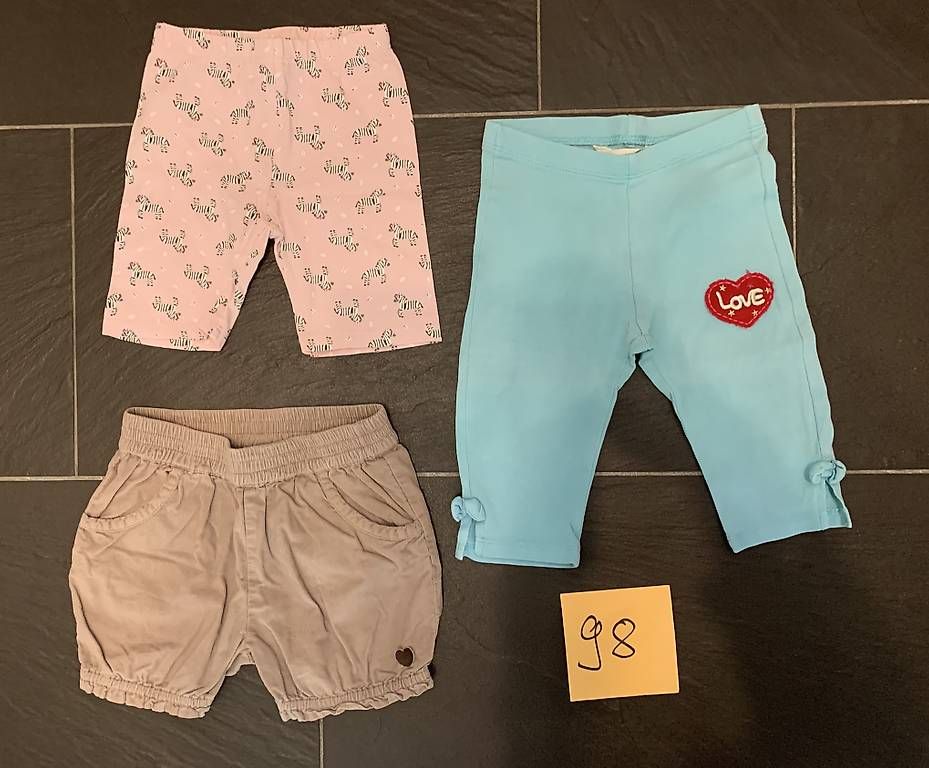 Lotti & Set di vestiti: Kurze Hosen Mädchen 3er Set Grösse 98 – Usato da Bättwil venduto da ulr_gtc9