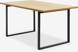 Tisch mit zwei Stühlen