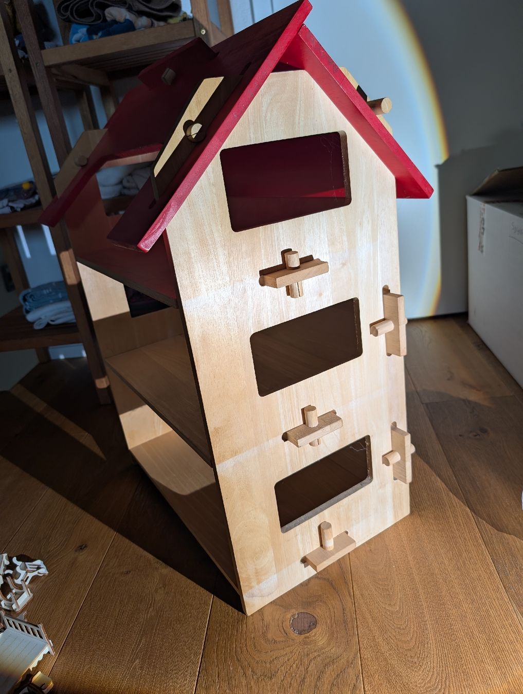Puppenhäuser & -möbel: Puppenhaus Holz mit Mobiliar – Gebraucht aus Oberengstringen von Sgundel 2