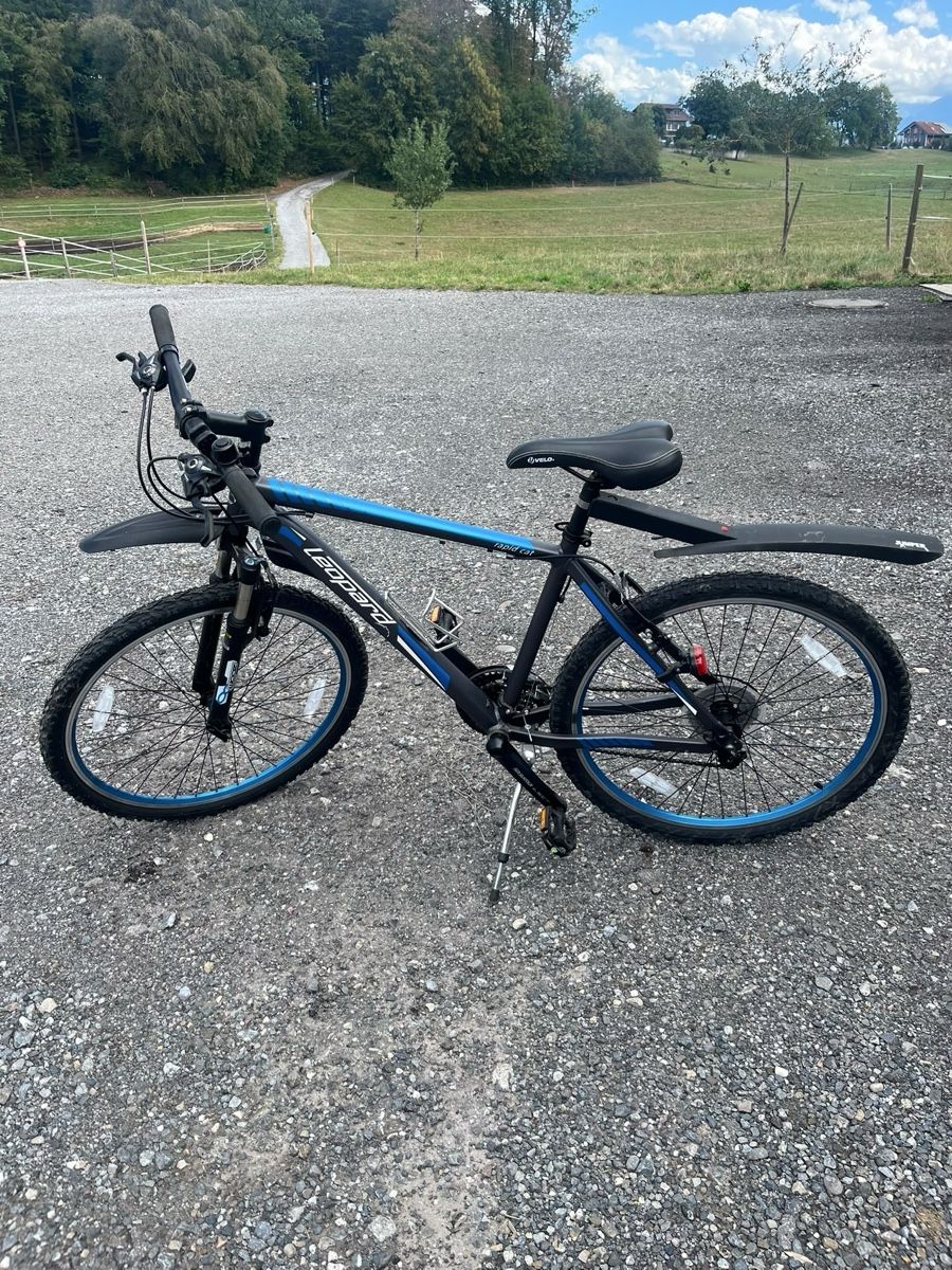Leopard Biciclette: Leopard Mountainbike schwarz blau gebraucht – Usato da Uetendorf venduto da Simsalagrimm