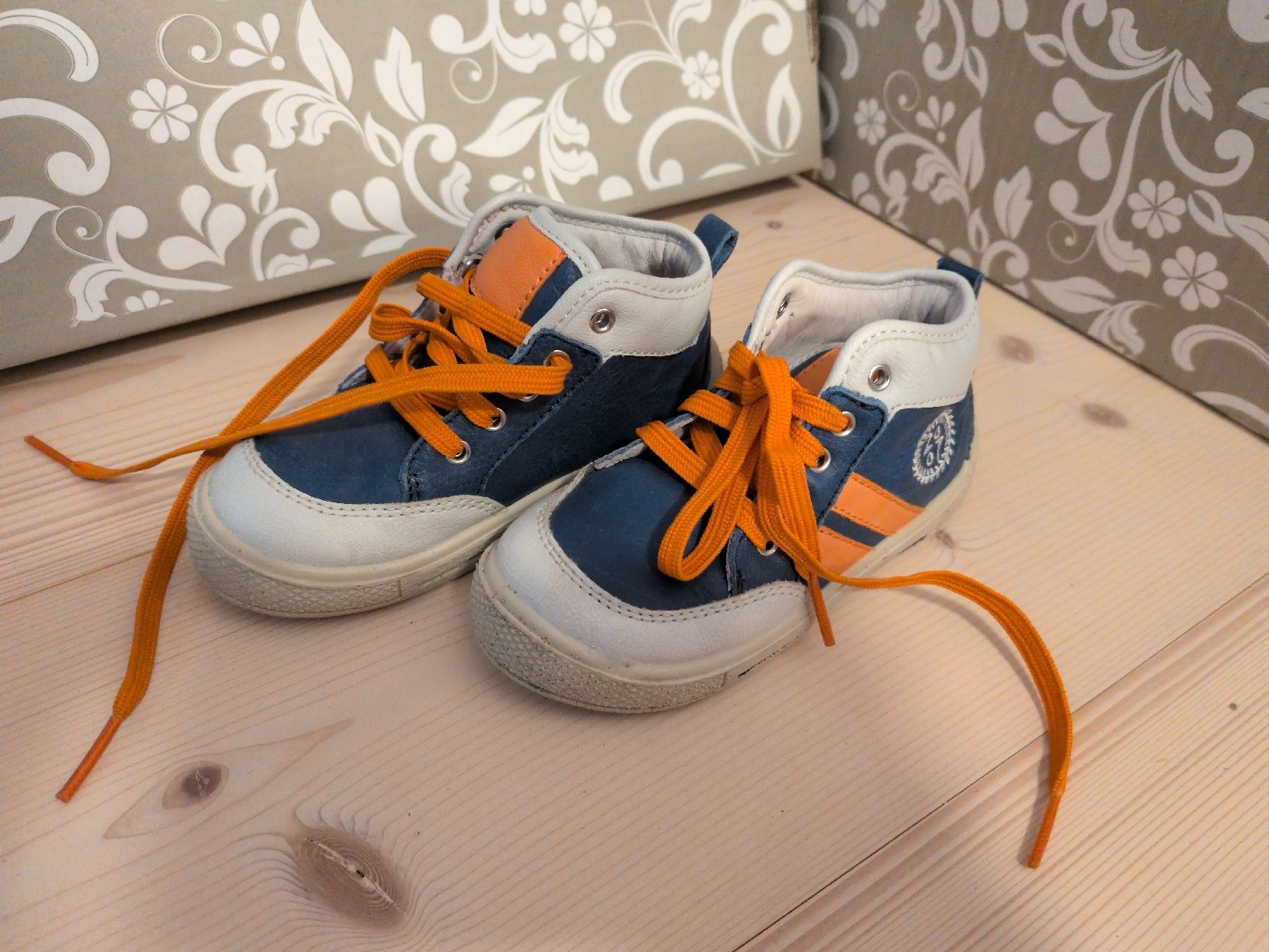 Chaussures garçon: Turnschuhe Gr. 23 – D'occasion à Oberhelfenschwil par Tattar