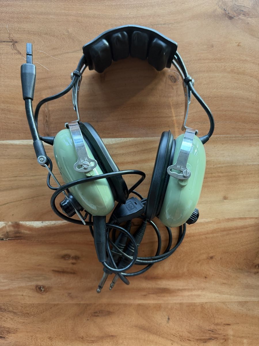 David Clark Cuffie: Pilotenpaket: 2 David Clark Headsets, Pilot Flight Bag – Usato da Zürich venduto da Confisio 1