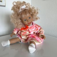 Lustige freche Puppe, evtl. Famosa, Spielpuppe mit Kleider