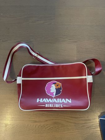 Umhängetasche Hawaiian Airlines rot weiss guter Zustand