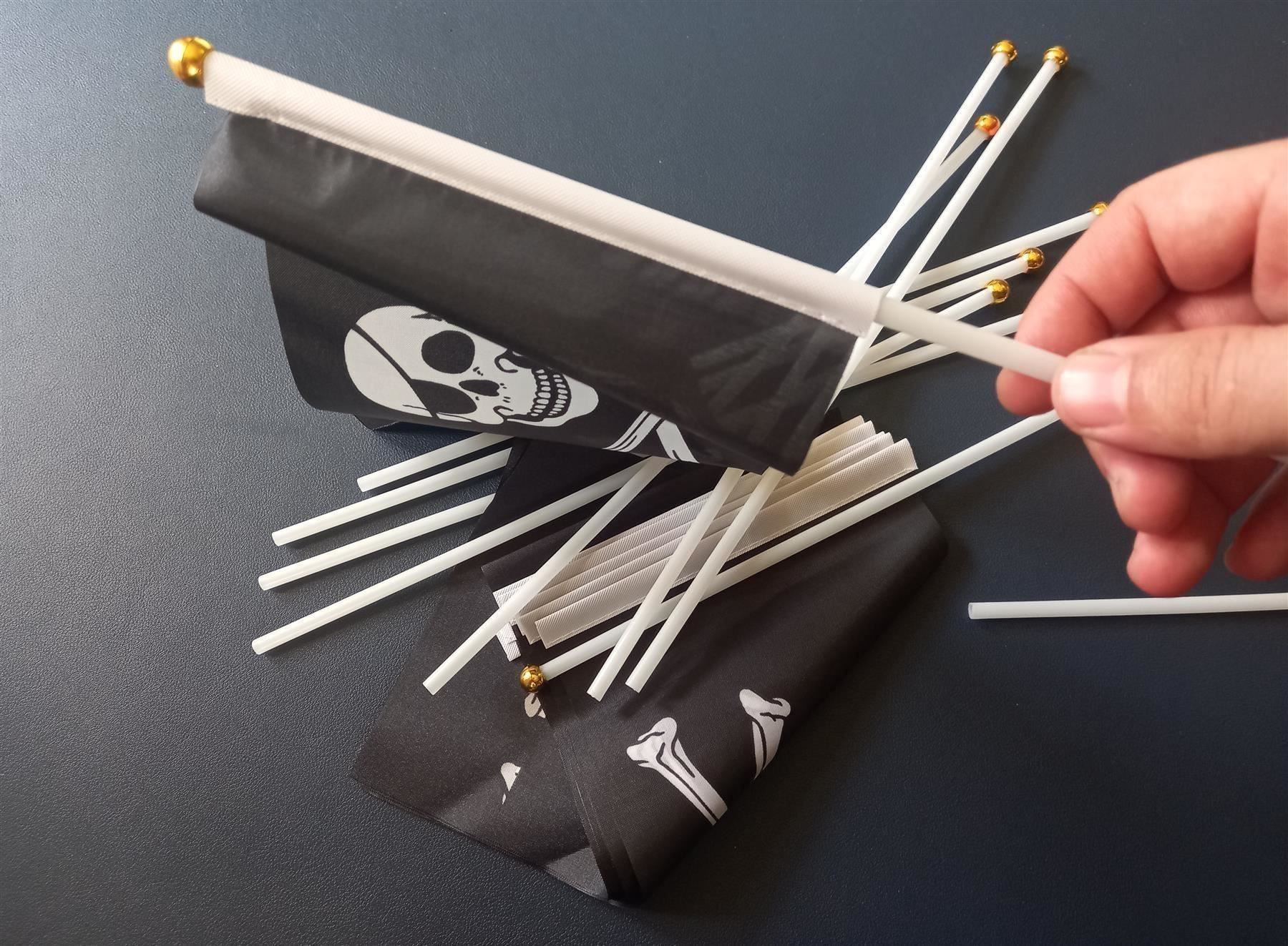 Fahnen: 40x Piratenflagge / drapeau de pirate – Neu und originalverpackt aus Lausanne von novastoris 1