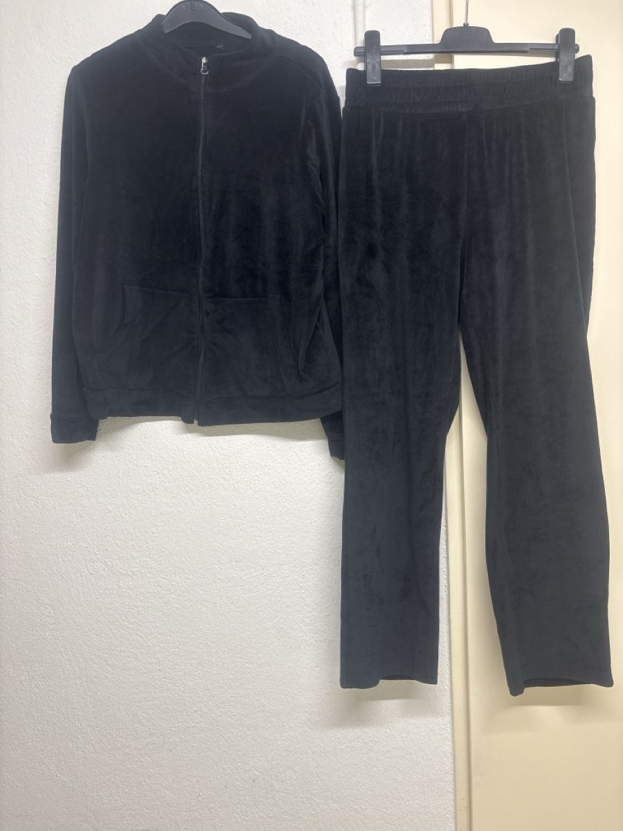 Anzüge & Kostüme: Chicoree Jogging Anzug Schwarz Samt Grösse M/L Damen(No) – Gebraucht aus Wallisellen von ASZT