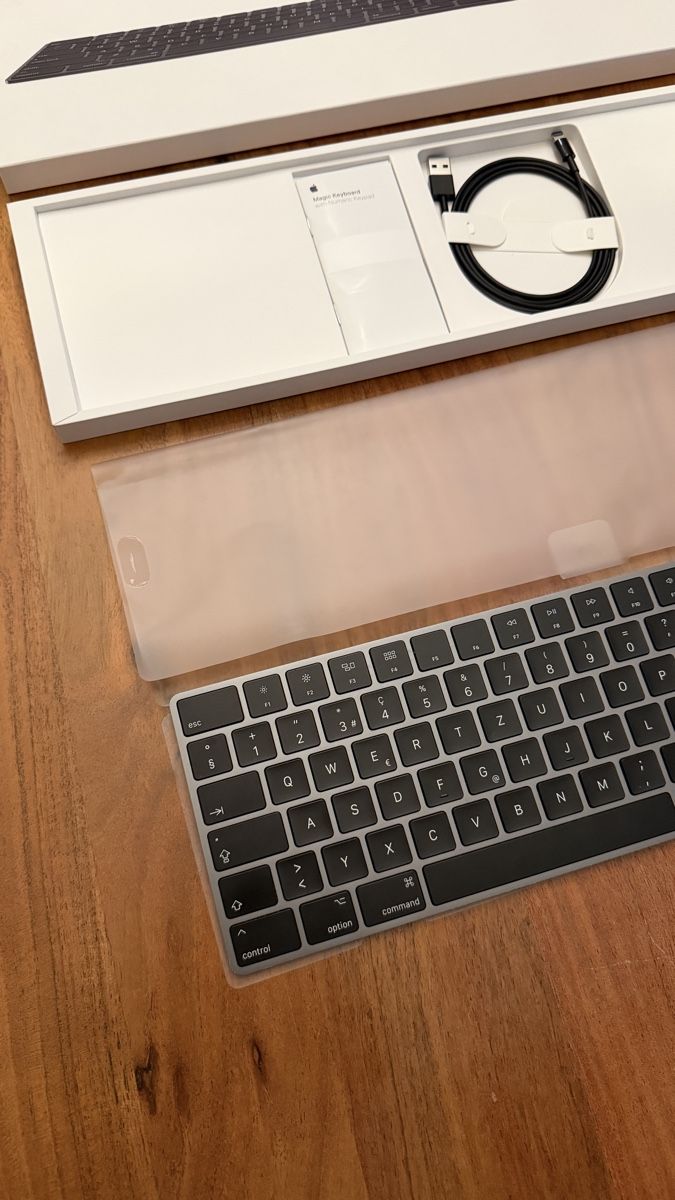Apple Claviers: Apple Magic Keyboard / Tastatur, OVP komplett! – D'occasion à Domat/ Ems par saren92 1