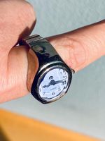 Silberner Ring mit Uhr