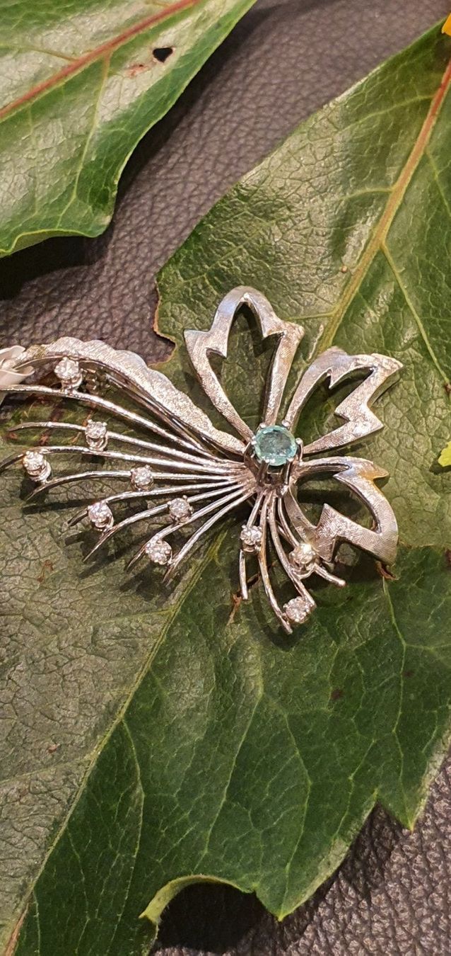 Spille & Fermagli: Smaragd Brosche aus Weissgold Diamanten – Nuovo (secondo la descrizione) da Unterägeri venduto da Altgoldschmuck