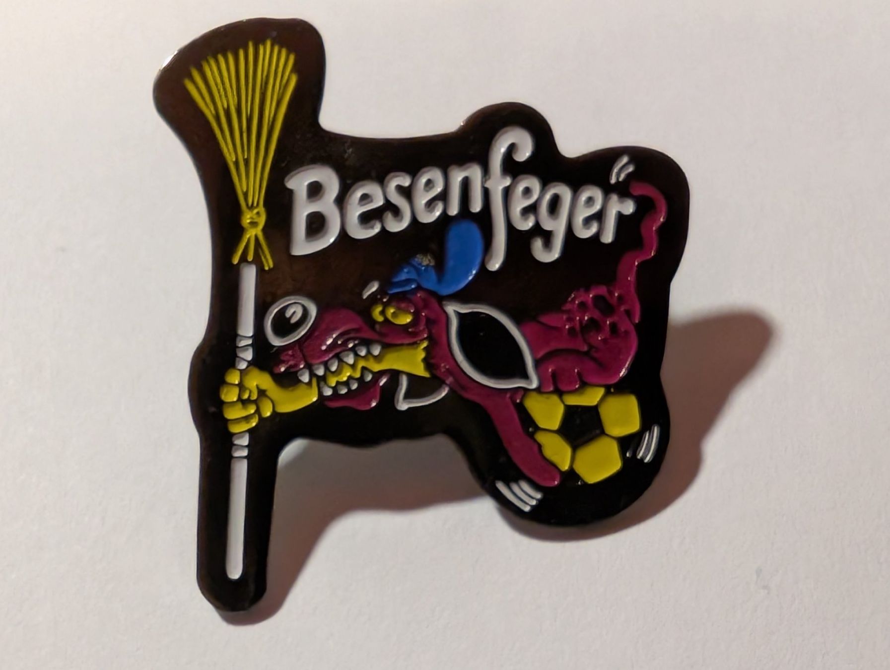 Placchette & Badge: Ansteckpin 136: Besenfeger – Usato da Oppligen venduto da Pin-Fall-Shop