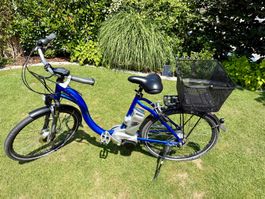 E-Bike blau mit Korb und Gepäckträger guter Zustand