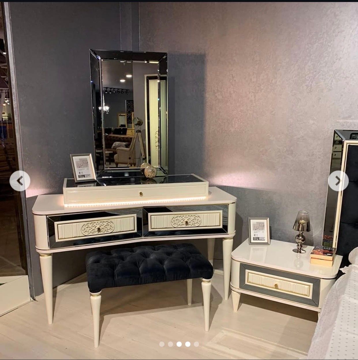 Tavoli da trucco: Eleganter Schminktisch mit Hocker – Usato da Winterthur venduto da mar_h9p2 1