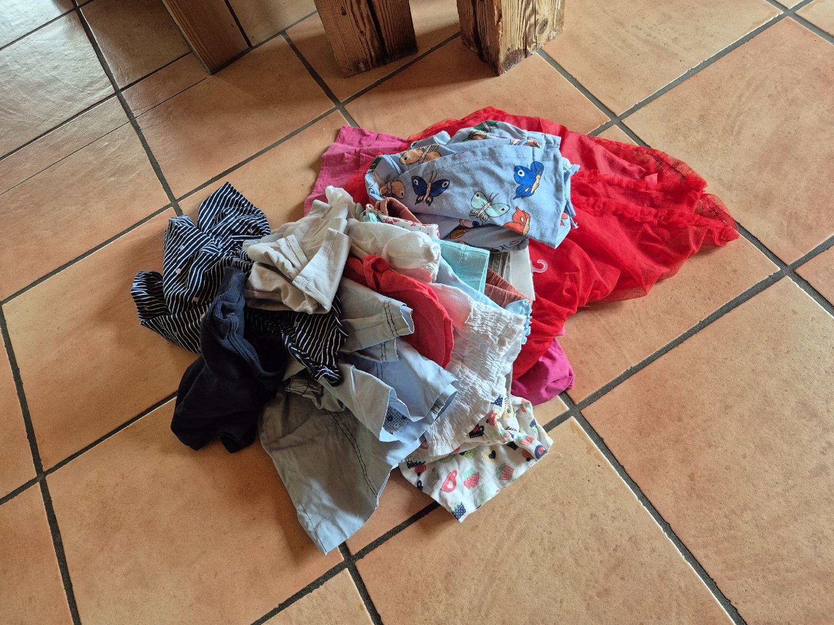 Lotti & Set di vestiti: Kleiderpaket 104/110 Mädchen – Usato da Wynigen venduto da La_Talpa