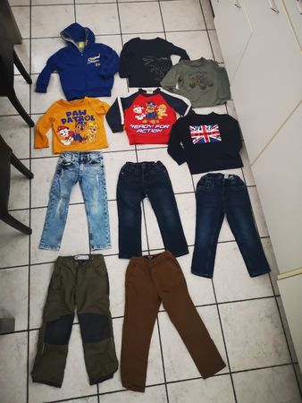 (A) 11 x Kleiderpaket gr.104 Boys, wander Hose,Trainer,pulli
