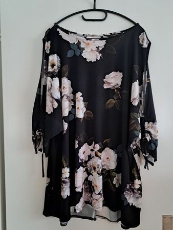 Bluse lang Dorothy Perkins Gr. 50 schwarz mit weissen Rosen