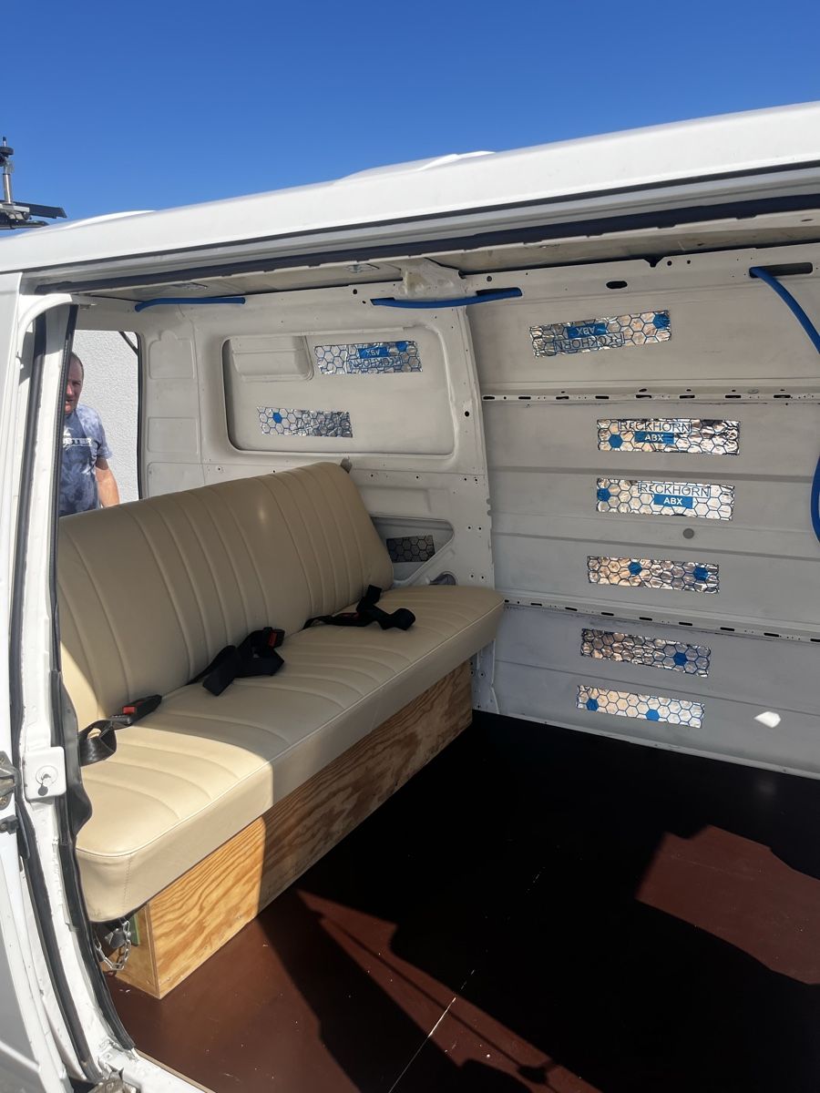 Volkswagen Tutti i ricambio: VW T3 Sitzbank Neu bezogen – Usato da St. Gallen venduto da Quidyy