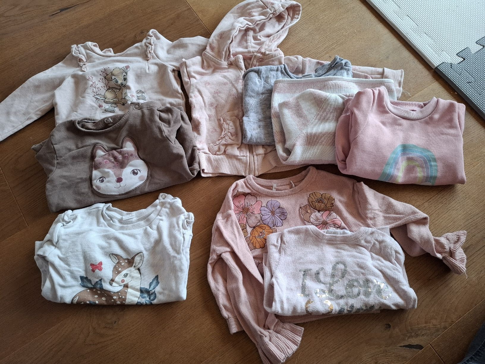 Maglioni & Felpe: 10 Pullover Mädchen Gr. 86 – Usato da Recherswil venduto da Jevitachiquita